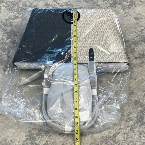 NWT MICHAEL Michael Kors Jet Set Travel Medium Two Tone Logo Tote Bag Black - Picture 11 of 15